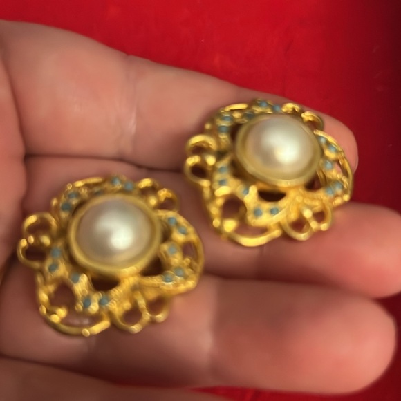 Vintage clip on earrings! Beautiful with a pearl center and goltone - Picture 4 of 4